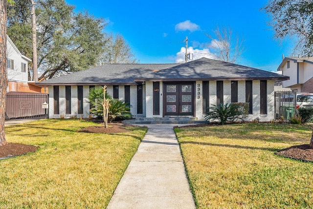 view of front of house with a front lawn