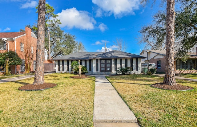 view of front of property featuring a front yard