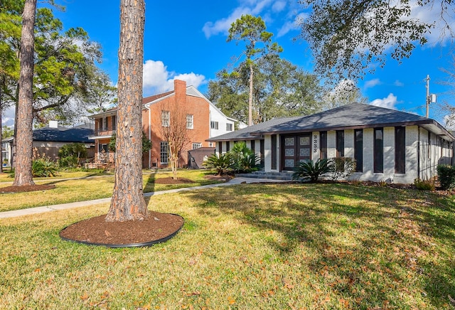 view of front facade with a front yard