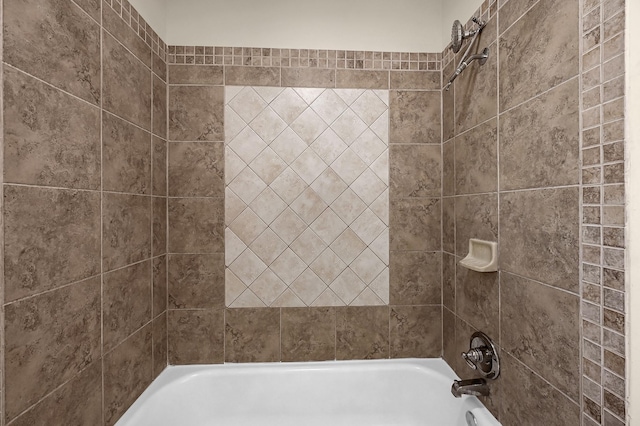 bathroom featuring tiled shower / bath