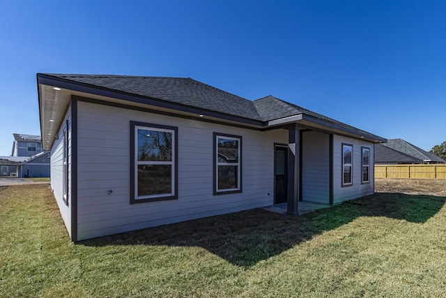 back of house featuring a lawn