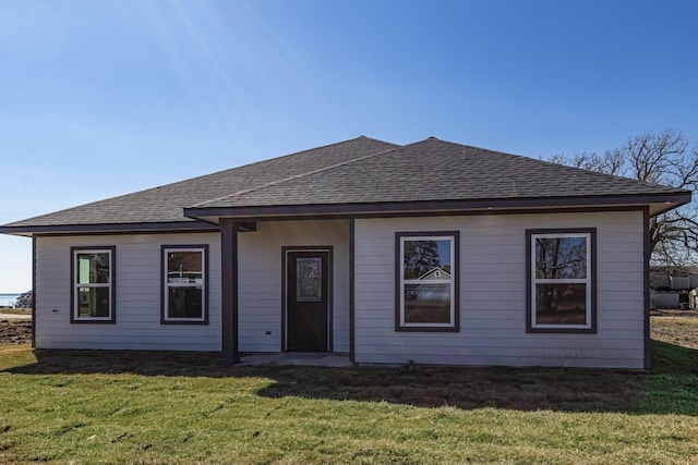 view of front facade featuring a front lawn