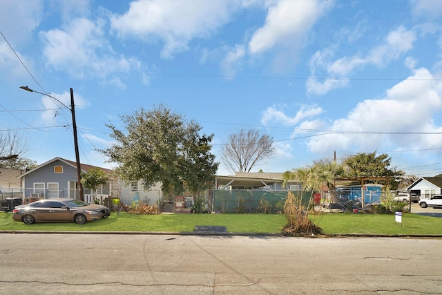 view of front facade with a front yard