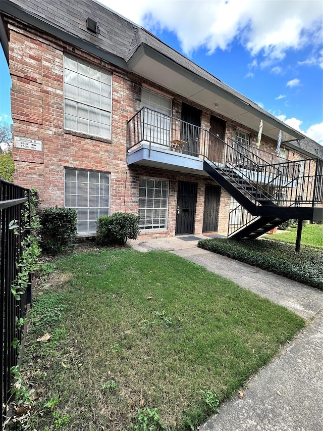 view of front facade with a front yard