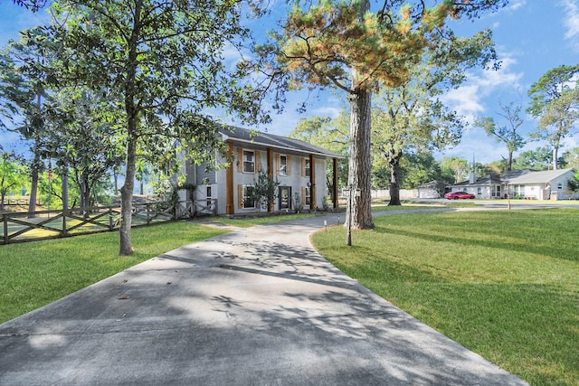 view of front of property featuring a front lawn