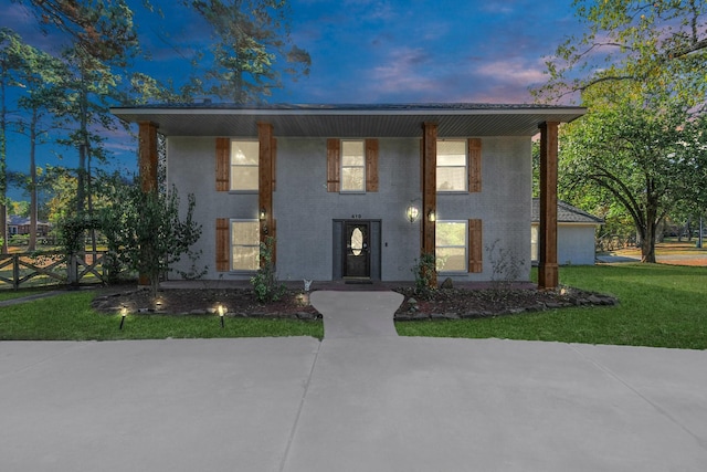 view of front of property featuring a yard