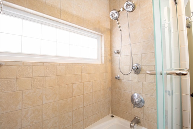 bathroom featuring tiled shower / bath combo