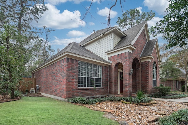 view of front of property with a front yard