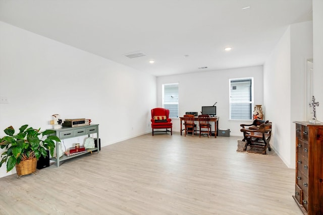 living area featuring light wood-type flooring, visible vents, baseboards, and recessed lighting