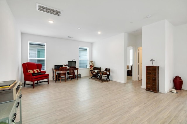 sitting room with light wood-style floors, baseboards, visible vents, and recessed lighting