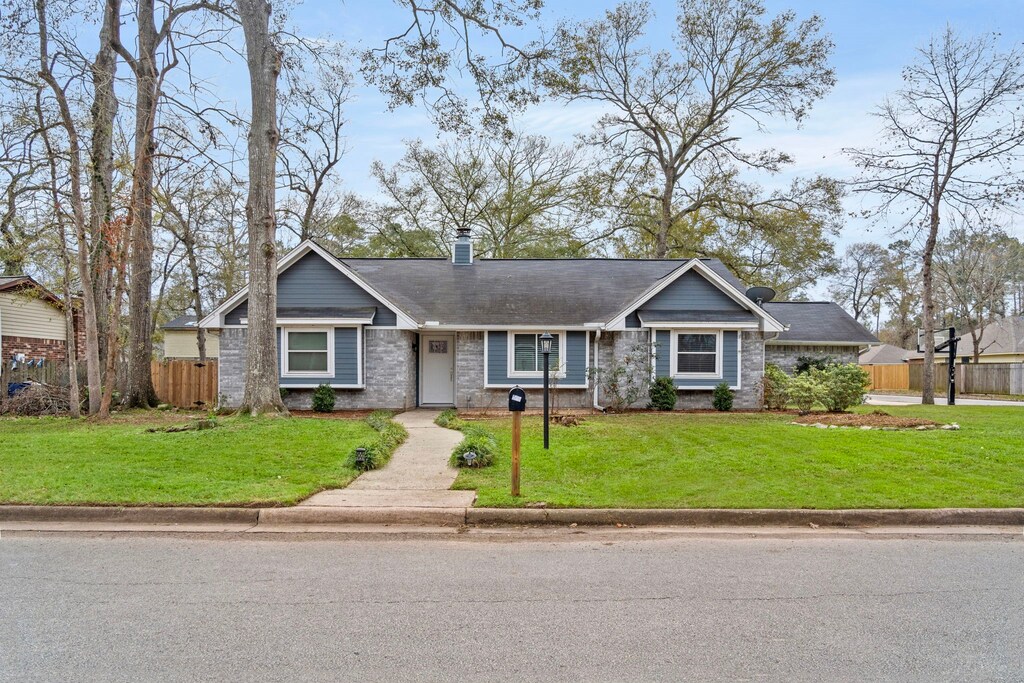 25510 White Oak Ln, Splendora, TX 77372 - view of front facade with a front lawn