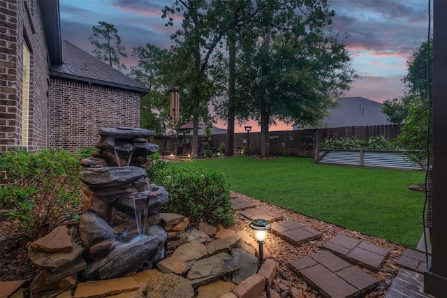 view of yard at dusk