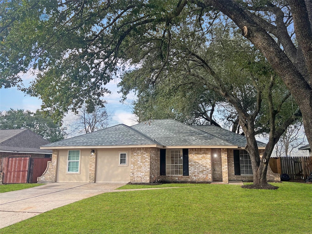 ranch-style home with a front lawn