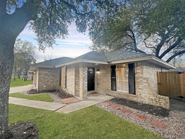 view of front facade featuring a front lawn