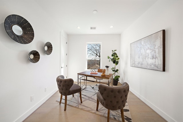 home office featuring light wood-style flooring, recessed lighting, visible vents, and baseboards