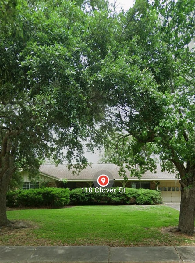 community / neighborhood sign featuring a yard