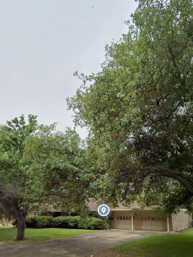 view of front facade featuring a garage and a front yard