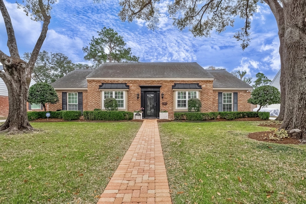 view of front of house featuring a front yard