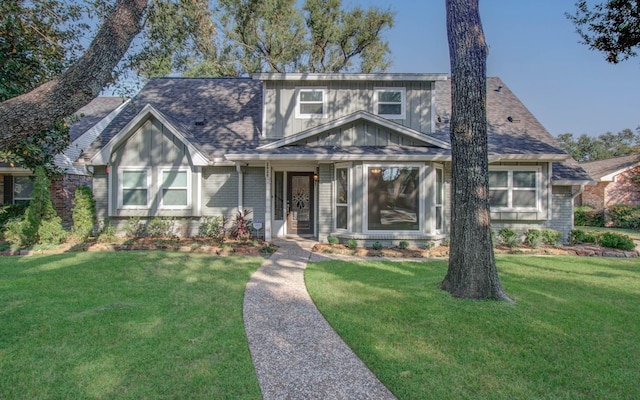 view of front of property featuring a front yard