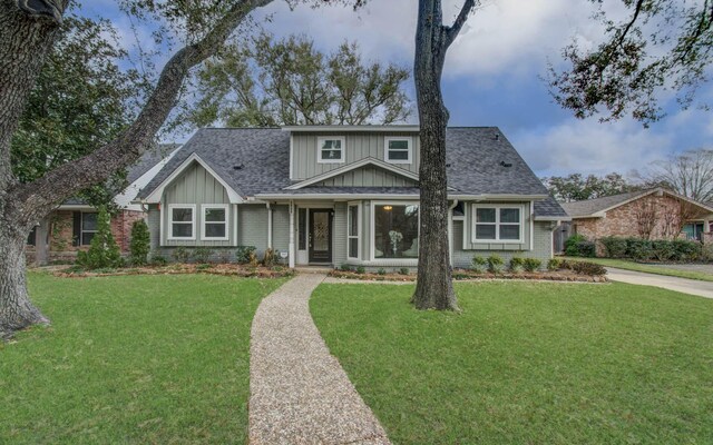 view of front facade with a front lawn