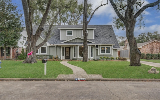 view of front facade with a front lawn