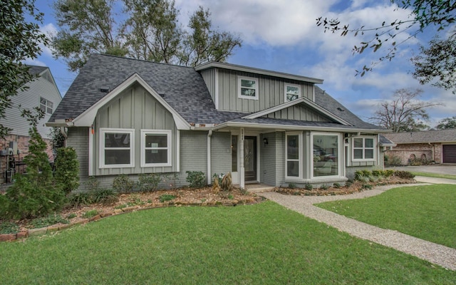 view of front of home featuring a front yard