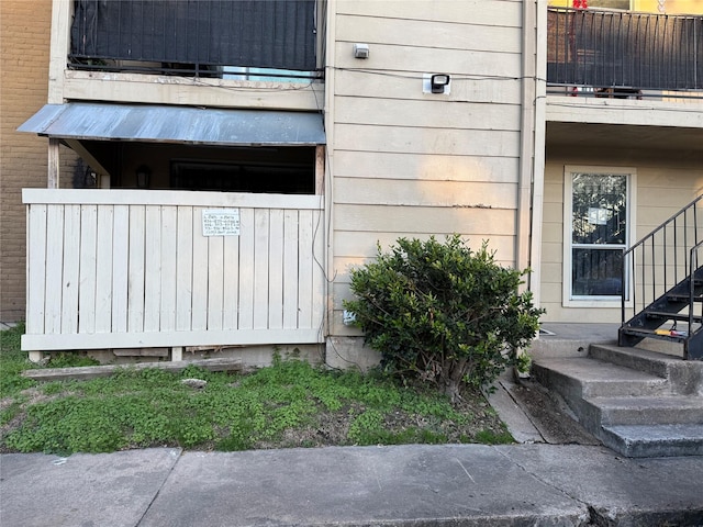 property entrance featuring a balcony