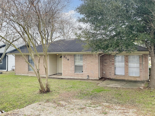 view of front of property featuring a patio area and a front lawn