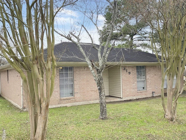 view of front of house featuring a front lawn