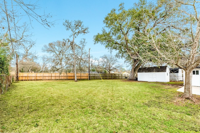 view of yard featuring a storage shed