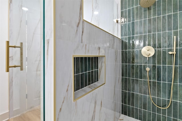 bathroom featuring tiled shower