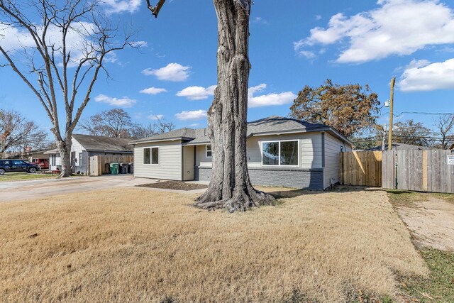 view of front of property with a front yard