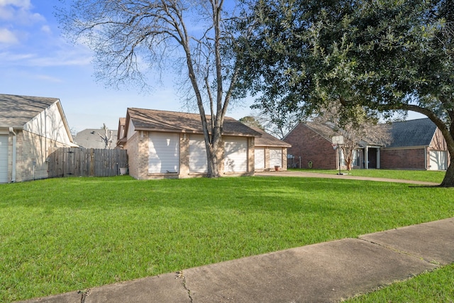 view of front facade featuring a garage and a front yard