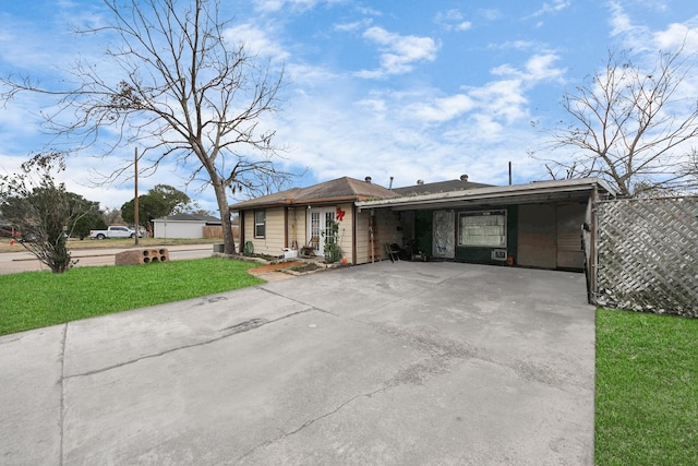 view of front of house featuring a front yard and fence