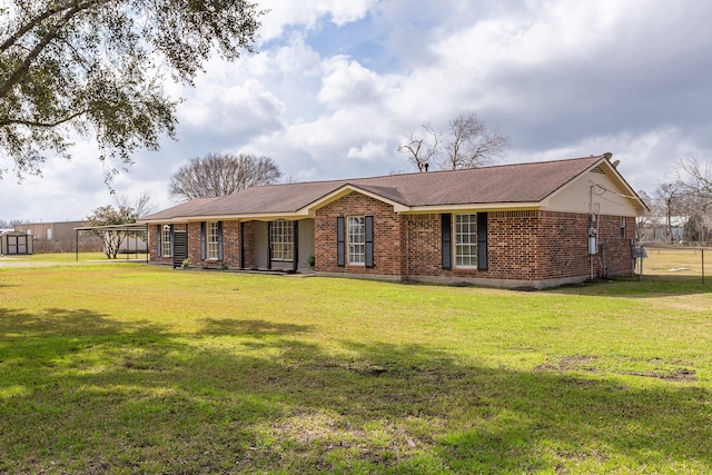 ranch-style house featuring a front yard