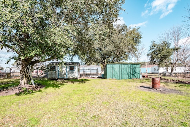 view of yard featuring an outbuilding