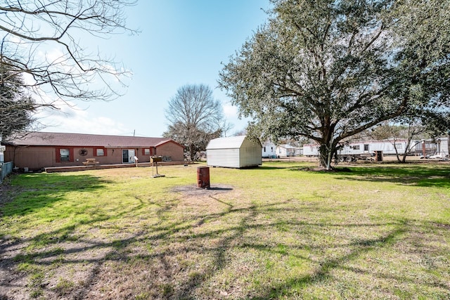 view of yard with a storage shed