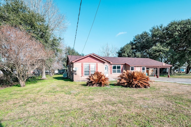 view of front of property featuring a carport and a front lawn