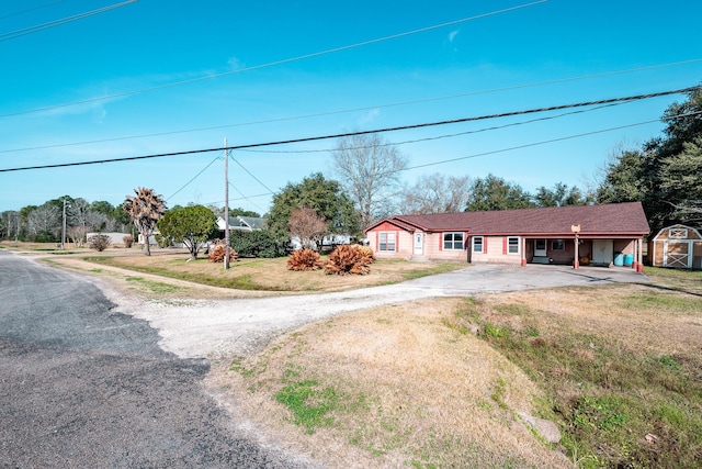 view of front of house with an outdoor structure and a front yard