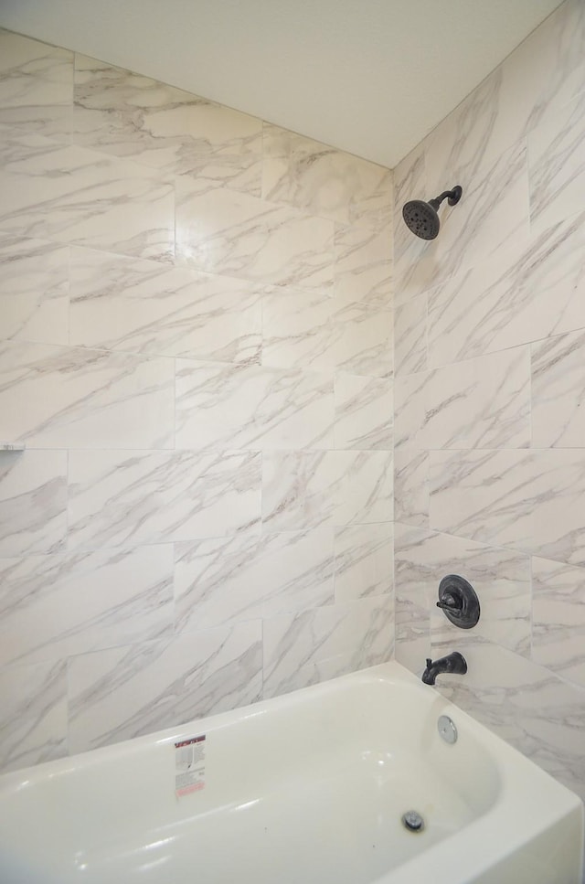 bathroom with tiled shower / bath