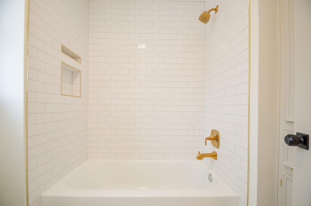 bathroom featuring tiled shower / bath