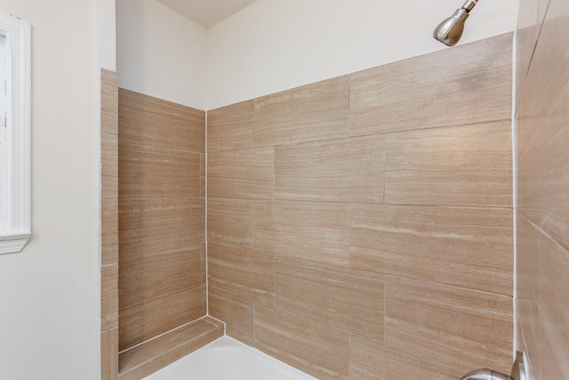 bathroom with tiled shower / bath combo