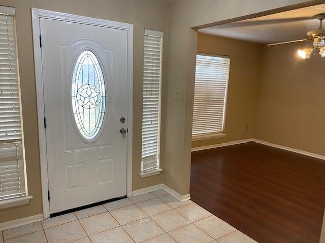 entrance foyer featuring ceiling fan and light tile patterned floors