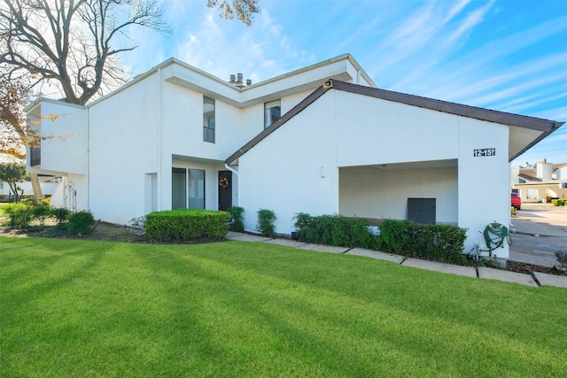 view of front of property with a front lawn