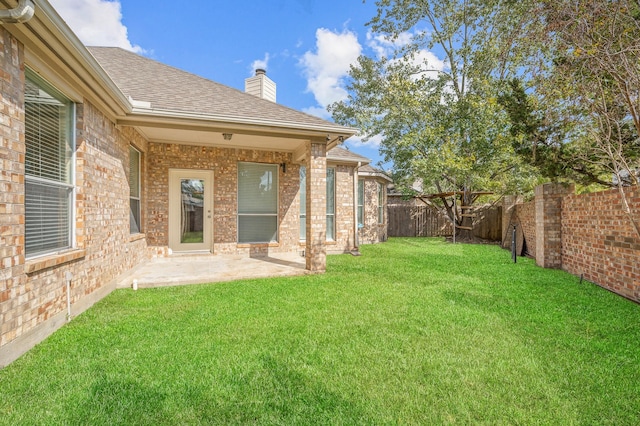 view of yard featuring a patio area