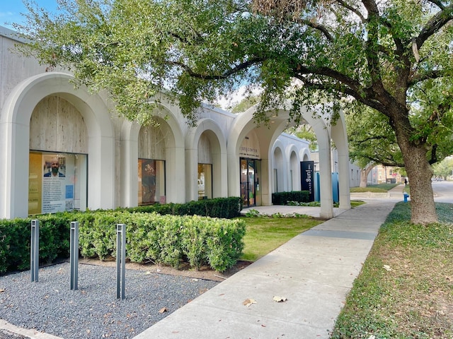 view of front facade featuring stucco siding