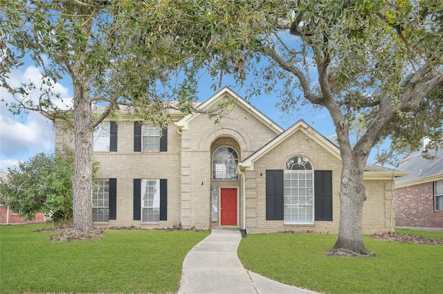 view of front of property featuring a front yard