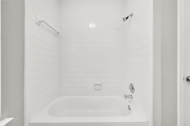 bathroom with tiled shower / bath