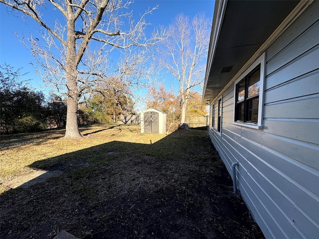 view of yard with a shed