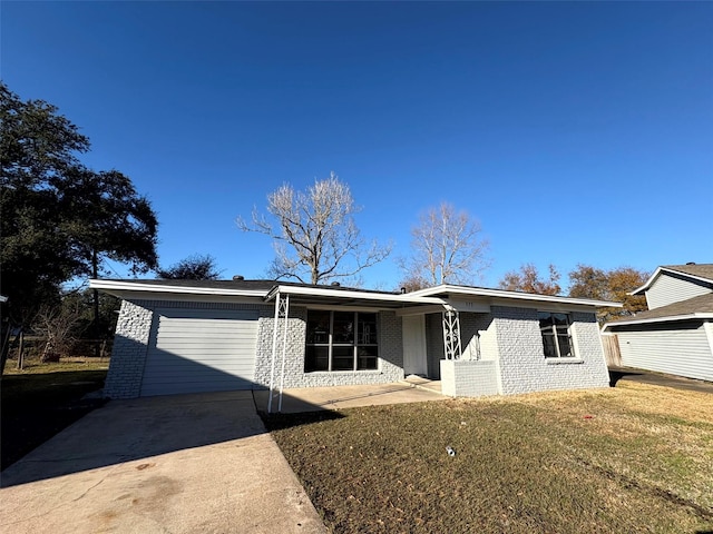 view of front of property featuring a front yard